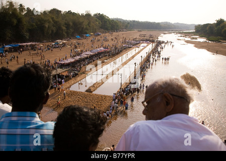 Zuschauer herabblicken von einer Brücke auf einer Rennstrecke in Dakshina Kannada Bezirk von Karnataka, Indien Kambala. Stockfoto