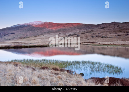 Pen-y-Gwryd-Pass, in der Nähe von Mount Snowdon. Sonnenuntergang - ist das letzte Stück des roten Abendlicht auf dem Hügel sichtbar. Stockfoto