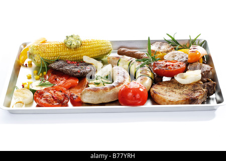 Gegrilltes Fleisch, Wurst und Gemüse auf Tablett Stockfoto