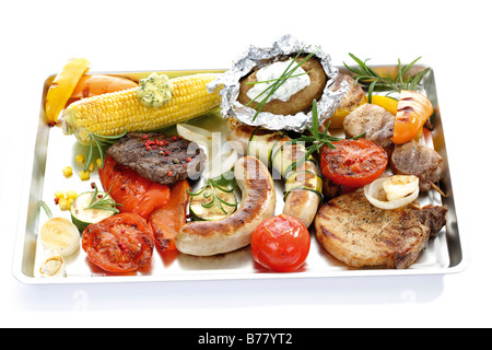 Gegrilltes Fleisch, Wurst und Gemüse auf Tablett Stockfoto