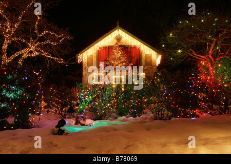 Lebkuchen-Haus in den Butchart Gardens mit Weihnachtsbeleuchtung in der Nacht Victoria British Columbia Kanada Stockfoto