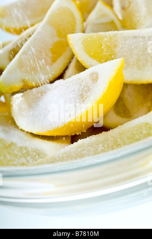 Viertel der Zitronen in Salz bestreut wird dann in Parfait Gläser abgefüllt und mit Zitronensaft aufgefüllt. In marokkanischen Gerichten verwendet. Stockfoto