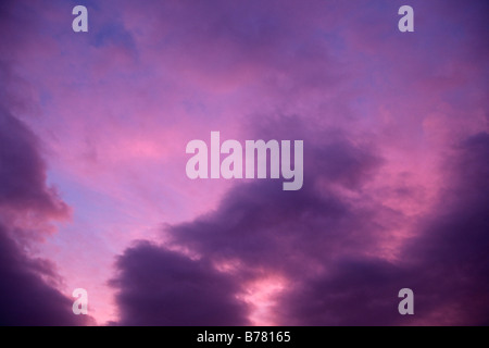 lila Himmel und Wolken Hintergrund Hintergrund Stockfoto