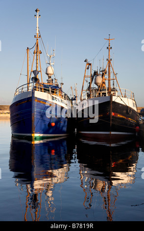 Zwei Schiffe; Bug Reflexionen des Schottischen Hering Fischereiflotte; Schottische Boote bei Fraserburgh Hafen, Nordosten Schottlands, uk günstig Stockfoto