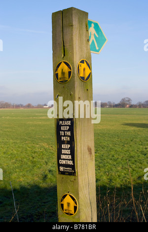 Wegweiser auf dem Lande angibt, ein öffentlicher Fußweg oder Vorfahrt auf landwirtschaftlichen Flächen in der Nähe von Alsager Cheshire England UK Stockfoto