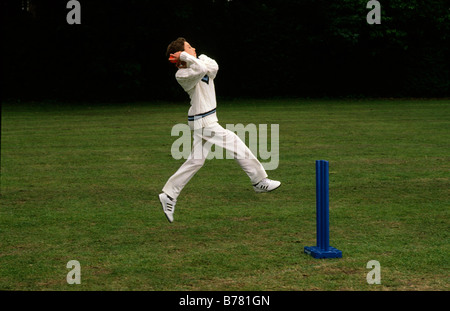 London, UK. Kinder lernen, Cricket mit Privatunterricht zu spielen. Stockfoto