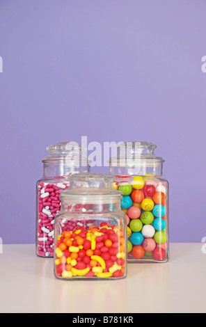 Bonbon Gläser Candy Shop gute n viel Runts Kaugummikugeln bunten Süßigkeiten Leckereien Hohlräume jar drei vertikale Bild Wahl Ernährung