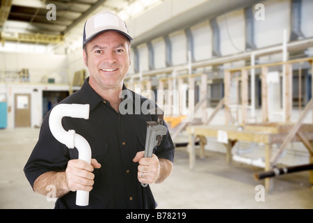 Klempner stehend in der Sanitär-Werkstatt von einem industriellen Berufsschule Stockfoto