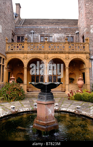 DER ITALIENISCH ANMUTENDE VERANDA UND STEIN GEKENNZEICHNETE TERRASSE MIT EINEM BRUNNEN IN DER SHIRENEWTON HALL IN MONMOUTHSHIRE NAHE CHEPSTOW WALES Stockfoto