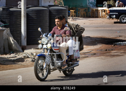 Zwei Männer auf dem Motorrad, Dahab, Ägypten Stockfoto