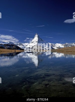 Matterhorn mit Stellisee im Herbst, Schweiz, Wallis, Alpen Stockfoto