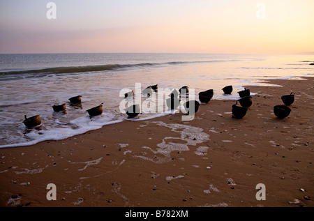 Sonnenuntergang auf amerikanische d Tag M1 Krieg Helme am Ufer des Omaha Beach, Normandie, Frankreich Stockfoto