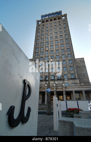 Reste des Warschauer Uprasing von 1944 gegen die Nazi-Besatzung. Aufsichtsrechtliche Gebäude und und Denkmal des Warschauer Aufstandes Aufständischen. Stockfoto