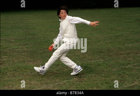 London-UK-Kinder lernen, spielen Cricket mit Privatunterricht Stockfoto