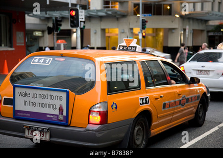 Rückansicht einer Orange gefärbt Brisbane Taxi an einer roten Ampel Stockfoto