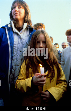 GREENHAM COMMON Frieden Rallye Frauen Demonstranten 1982 A Mutter steht hinter ihrer Tochter mit einer Kerze während eine Mahnwache Stockfoto