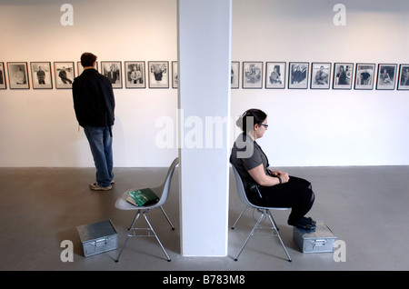 AUSSTELLUNG DER FOTOGRAFISCHEN ARBEITEN VON KÜNSTLER HANS MIT DEM TITEL 100 JAHRE IN DER ARNOLFINI KUNSTGALERIE IN BRISTOL UK Stockfoto