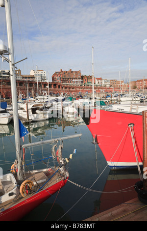 Das Heck einer roten Yacht und ein roter Bug in Ramsgate Royal Harbour marina Stockfoto