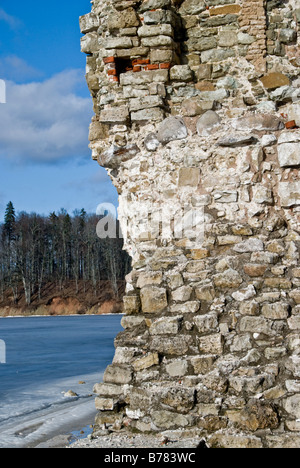 Zerstörte Wand Koknese Burg im Winter, am Ufer der Daugava in Lettland Stockfoto