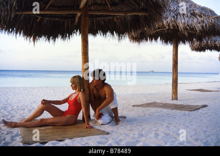 Paar auf Unterkunftstyp in Mexiko, Verlegung in Sand, vom Rand des Ozeans Stockfoto