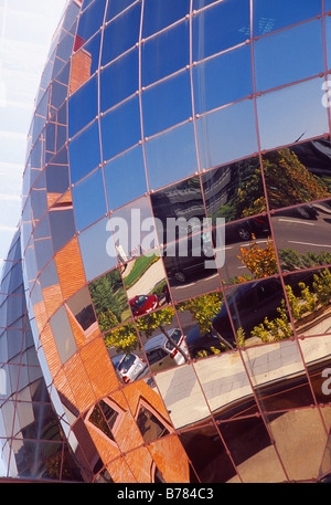 Reflexionen über Glasfassade. Campo de Las Naciones. Madrid. Spanien. Stockfoto