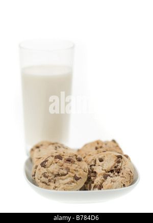 leckere Schokoladenkekse und Glas Milch isoliert auf weißem Hintergrund Stockfoto