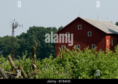 Baufällig Windmühle in der Nähe von Fenstermodus rote Scheune Stockfoto