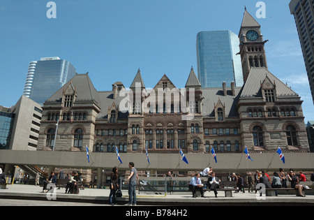 Torontos Nathan Philips Square Blick über altes Rathaus Stockfoto