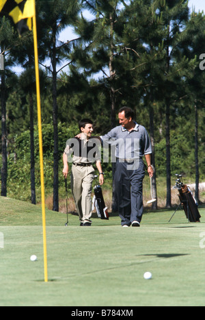 Vater und Teenager Sohn zusammen Golf spielen Vater Golf Fertigkeiten Stockfoto
