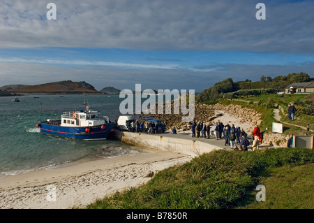 Queuing Touristen an Bord der Fähre zur Insel. Lower Town Quay, St Martin's, die Scilly-inseln, Cornwall, England, Großbritannien Stockfoto