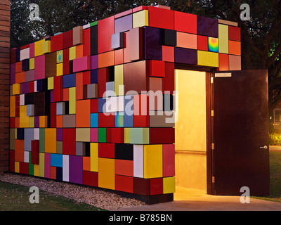 bunte Multi farbige Gebäude dient als Eingang für Parkhaus am Discovery Park Synchronizität der Farbe von Margo Sawyer Stockfoto
