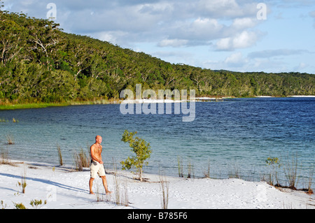 Junge Mann geht in der Nähe von Lake McKenzie, Fraser Island, Queensland, Australien Stockfoto