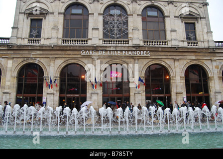 Brunnen am Bahnhof Lille Flandres am Place De La Gare Lille Frankreich Stockfoto