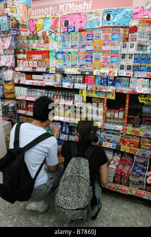 junges Paar, Auswahl in Apotheke, Tokyo Japan, Drogerie Stockfoto