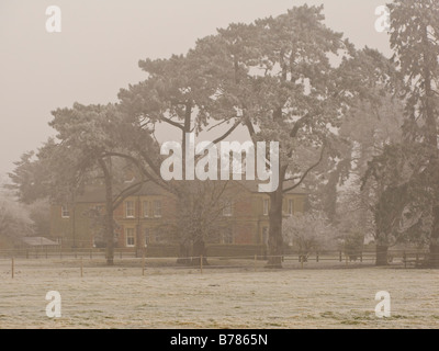 Frostiger Nebel Umgebung in Oxfordshire, England Stockfoto