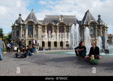 Quadrat und Brunnen vor Palais des Beaux Arts Lille Frankreich Stockfoto