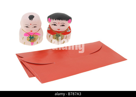 Chinesisches Neujahr-Figuren und rot-Pakete auf weißem Hintergrund Stockfoto