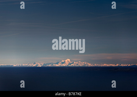 Eine entfernte Aufnahme des Mont Blanc im Winter und am späten Nachmittag (Frankreich). Le Mont-Blanc En Hiver et de Fin de Journée (Frankreich). Stockfoto