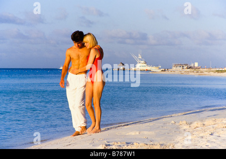 Paar auf Unterkunftstyp in Mexiko, zu Fuß am Strand, umarmen Stockfoto