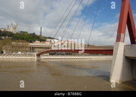 Pass Du Palais De Justice (Steg) über den Fluss Saone und Hügel Fourvière in Lyon, Frankreich Stockfoto