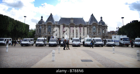 Palais des Beaux Arts mit Polizei Teilnahme an Braderie Zeit Stockfoto