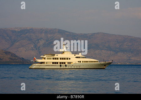 Luxus-Yacht vor Anker aus dem nordöstlichen Mantel von Korfu Stockfoto