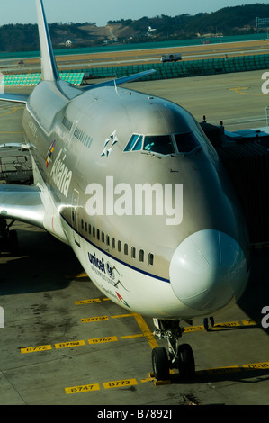 Asiana Airlines geparkt vor dem Tor, Flughafen Incheon, Korea. Stockfoto