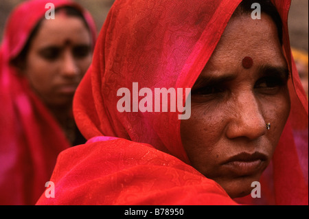 Eine Frau trägt einen roten Sari erwartet die Zerstörung ihres Hauses durch den steigenden Wassern des Narmada-Staudamm " Stockfoto