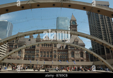 Torontos altes Rathaus durch den Flickenteppich Vogel Netting drapiert über den Bögen der Nathan Philips Square gesehen Stockfoto