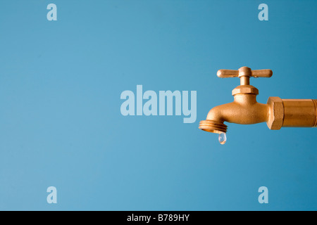 Wasser tropft aus Wasserhahn Dürre Stockfoto