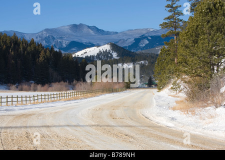 Ranch Land am Fuße des 13000 Fuß Schnee begrenzt Mount Evans Colorado im Winter Stockfoto