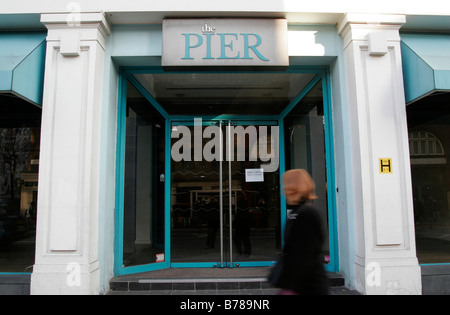 Außenseite des The Pier Shop auf Tottenham Court Road, nach gehen in die Verwaltung im Dezember 2008 geschlossen Stockfoto