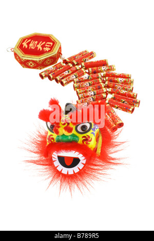 Chinesisches Neujahr-Löwen Kopf und Feuer Cracker Ornamente auf weißem Hintergrund angeordnet Stockfoto