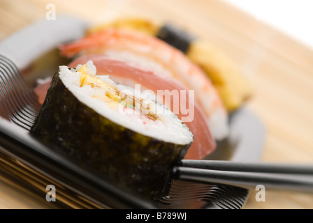 Auswahl an Sushi auf einer Bambusmatte Stockfoto